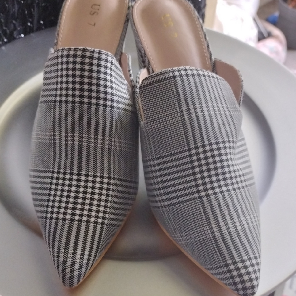 Allegra K Black and White Mules with Pointed Toe